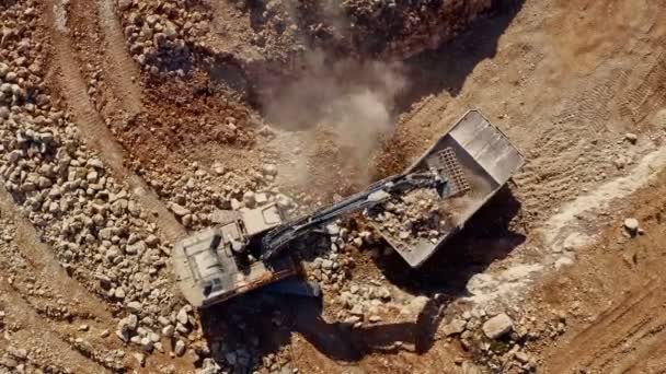 挖掘机在未来建筑工地向卡车装载石块的时间差 无人驾驶飞机视图4K — 图库视频影像