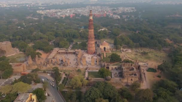 Αρχαία Qutb Minar Τζαμί Ινδία Δελχί Εναέρια Drone Πλάνα — Αρχείο Βίντεο