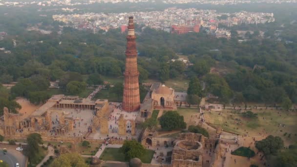 Ősi Qutb Minar Mecset India Delhi Aerial Drón Felvételek — Stock videók