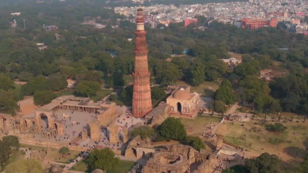 Ősi Qutb Minar Mecset India Delhi Aerial Drón Felvételek — Stock videók