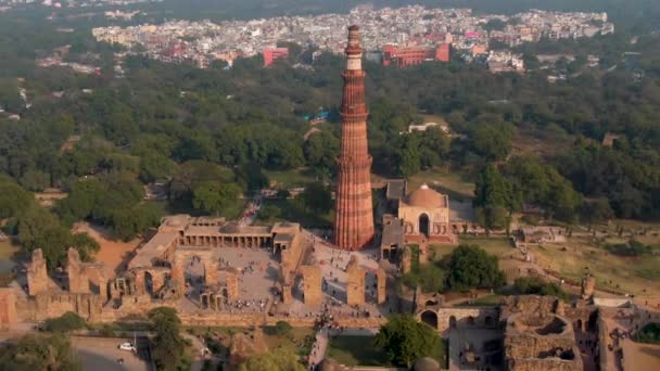 Αρχαία Qutb Minar Τζαμί Ινδία Δελχί Εναέρια Drone Πλάνα — Αρχείο Βίντεο