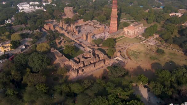 Ősi Qutb Minar Mecset India Delhi Aerial Drón Felvételek — Stock videók
