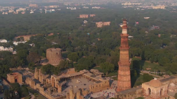 Αρχαία Qutb Minar Τζαμί Ινδία Δελχί Εναέρια Drone Πλάνα — Αρχείο Βίντεο