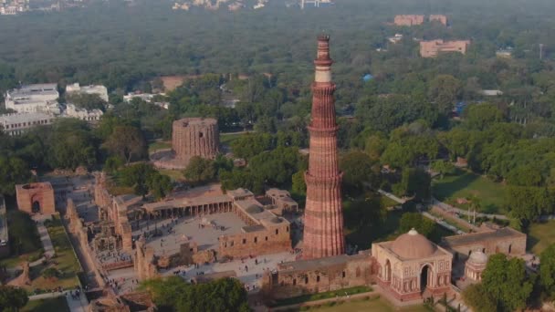 Ősi Qutb Minar Mecset India Delhi Aerial Drón Felvételek — Stock videók