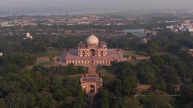Humayun 'un Delhi, Hindistan' daki mezarı, 4k hava aracı görüntüsü.
