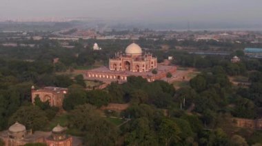 Humayun 'un Delhi, Hindistan' daki mezarı, 4k hava aracı görüntüsü.