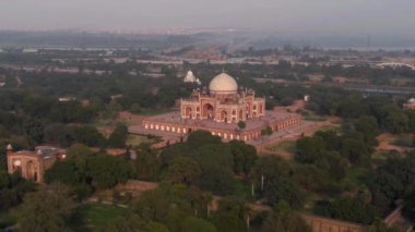 Humayun 'un Delhi, Hindistan' daki mezarı, 4k hava aracı görüntüsü.