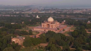 Humayun 'un Delhi, Hindistan' daki mezarı, 4k hava aracı görüntüsü.