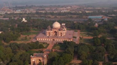 Humayun 'un Delhi, Hindistan' daki mezarı, 4k hava aracı görüntüsü.