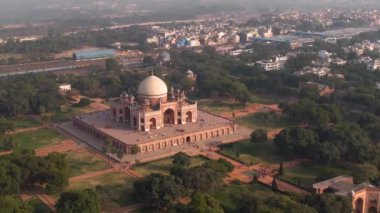 Humayun 'un Delhi, Hindistan' daki mezarı, 4k hava aracı görüntüsü.