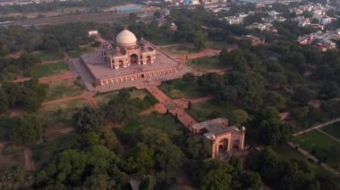 Humayun 'un Delhi, Hindistan' daki mezarı, 4k hava aracı görüntüsü.