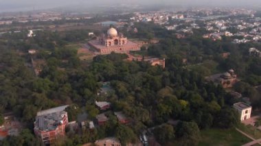 Humayun 'un Delhi, Hindistan' daki mezarı, 4k hava aracı görüntüsü.