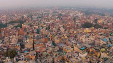 Hindistan, Delhi şehir merkezi çatılar çöktü. Hava aracı görüntüleri, akşam karanlığında.