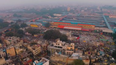 Delhi - 09.03.2019: NDLS Tren İstasyonu, Delhi, Hindistan, 4k hava aracı 