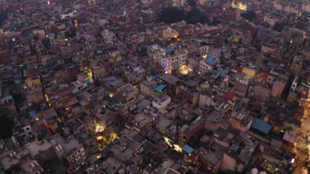 インド デリー市内中心部のスラムの屋根空中4Kドローン映像 夜の夕暮れ — ストック動画