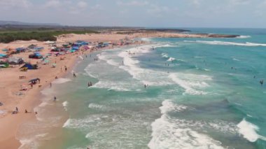 Sıcak bir yaz gününde renkli deniz plajı, hava aracı manzarası 4k