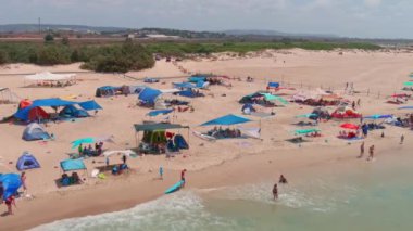 Sıcak bir yaz gününde renkli deniz plajı, hava aracı manzarası 4k