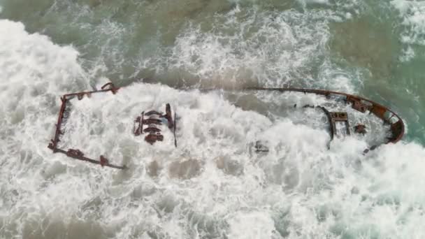 Golven Crashen Een Roestig Scheepswrak Bonim Strand Israël Luchtfoto Drone — Stockvideo