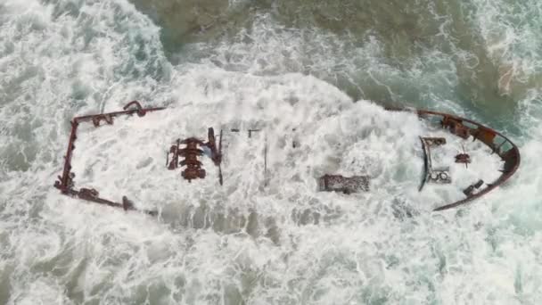 Волны Разбиваются Ржавое Кораблекрушение Пляже Боним Израиле Вид Воздушного Беспилотника — стоковое видео
