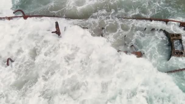Волны Разбиваются Ржавое Кораблекрушение Пляже Боним Израиле Вид Воздушного Беспилотника — стоковое видео
