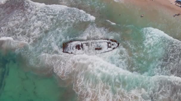 Ondas Batendo Naufrágio Enferrujado Praia Bonim Israel Vista Aérea Drone — Vídeo de Stock