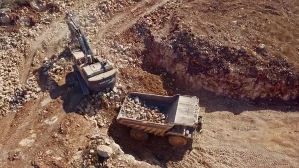 Ekskavator Memuat Batu Truk Lokasi Pembangunan Masa Depan Pandangan Drone — Stok Video
