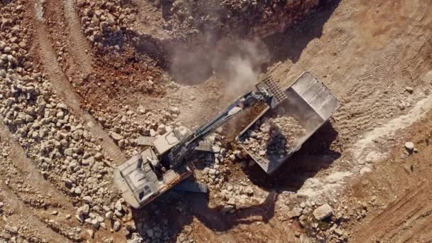 Kazıcı Taşları Gelecekteki Bir Inşaat Alanında Kamyona Yüklüyor Hava Aracı — Stok video