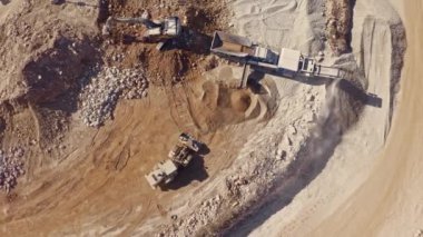 İnşaat alanındaki ağır makineler hava aracı 4k