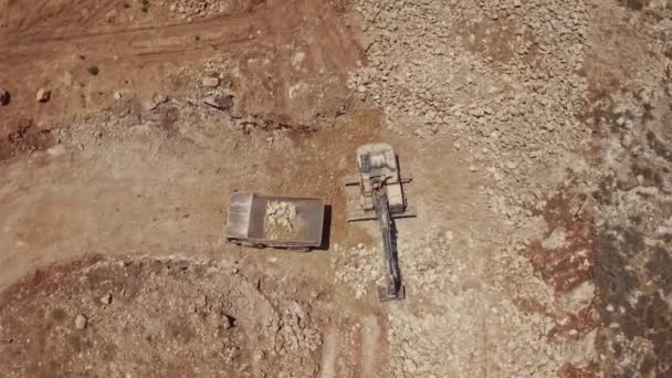 Escavadeira Carregamento Pedras Para Caminhão Futuro Local Construção Drone Aéreo — Vídeo de Stock