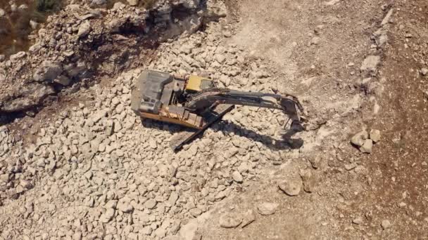 Schwerer Bagger Bewegt Steine Auf Einer Baustelle Drohnenaufnahme Aus Der — Stockvideo