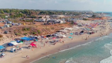 Sıcak bir yaz gününde renkli deniz plajı, hava aracı manzarası 4k
