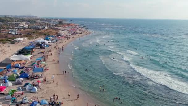 Colorata Spiaggia Sul Mare Una Calda Giornata Estiva Vista Aerea — Video Stock