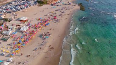 Sıcak bir yaz gününde renkli deniz plajı, hava aracı manzarası 4k