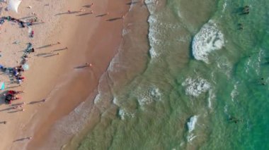 Sıcak bir yaz gününde renkli deniz plajı, hava aracı manzarası 4k