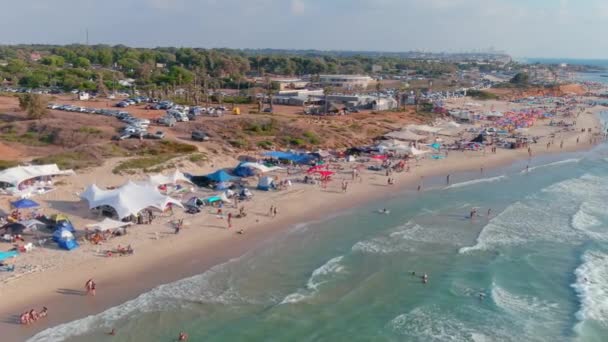 Colorata Spiaggia Sul Mare Una Calda Giornata Estiva Vista Aerea — Video Stock