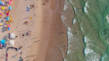 Sıcak bir yaz gününde renkli deniz plajı, hava aracı manzaralı, yavaş çekim 4k