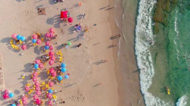 Sıcak bir yaz gününde renkli deniz plajı, hava aracı manzaralı 4k, yavaş çekim.
