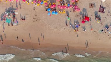 Sıcak bir yaz gününde renkli deniz plajı, hava aracı manzaralı 4k, yavaş çekim.