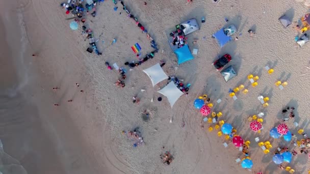 Malerischer Sommerstrand Mit Schiffswrack Und Bunten Zelten Und Sonnenschirmen Drone — Stockvideo
