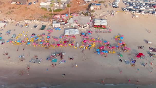 Kleurrijke Zee Strand Een Hete Zomerdag Luchtfoto Drone View Slow — Stockvideo