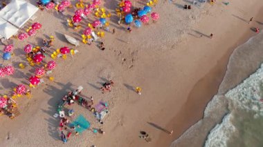 Sıcak bir yaz gününde renkli deniz plajı, hava aracı manzaralı 4k, yavaş çekim.