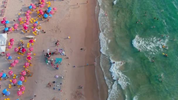 Kolorowa Plaża Morska Upalny Letni Dzień Widok Lotu Ptaka Zwolnione — Wideo stockowe