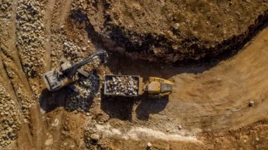 Zemin inşaat sahasında ağır makinelerle çalışıyor, hiper zaman atlamalı insansız hava aracı görüntüsü 4k