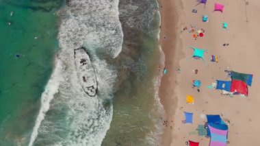 Sıcak bir yaz gününde renkli deniz plajı, hava aracı manzaralı 4k, yavaş çekim.