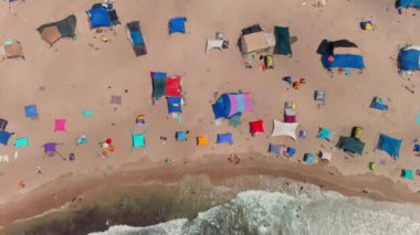Sıcak bir yaz gününde renkli deniz plajı, hava aracı manzaralı 4k, yavaş çekim.