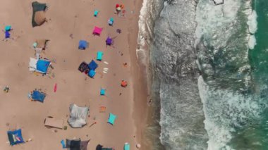 Sıcak bir yaz gününde renkli deniz plajı, hava aracı manzaralı 4k, yavaş çekim.