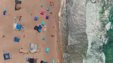 Sıcak bir yaz gününde renkli deniz plajı, hava aracı manzaralı 4k, yavaş çekim.