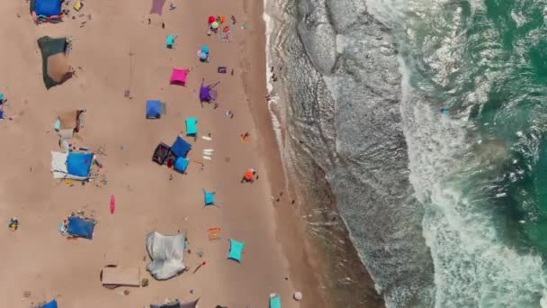 Цветной Морской Пляж Жаркий Летний День Вид Воздуха Беспилотника Замедленная — стоковое видео