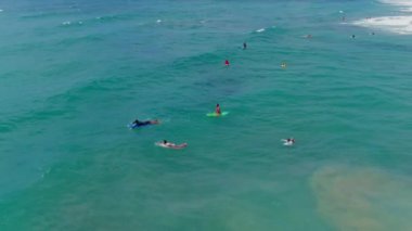 Sıcak bir yaz gününde denizdeki sörfçüler, hava aracı görüntüsü, yavaş çekim 4k