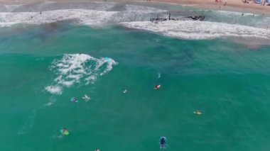 Sıcak bir yaz gününde denizdeki sörfçüler, hava aracı görüntüsü, yavaş çekim 4k